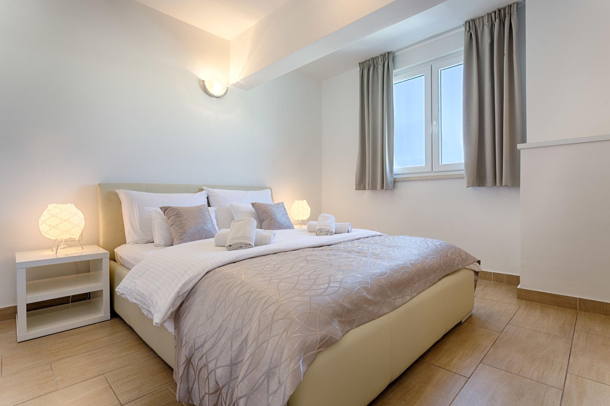 Adriatic Queen Rooms & Apartments Сплит Екстериор снимка