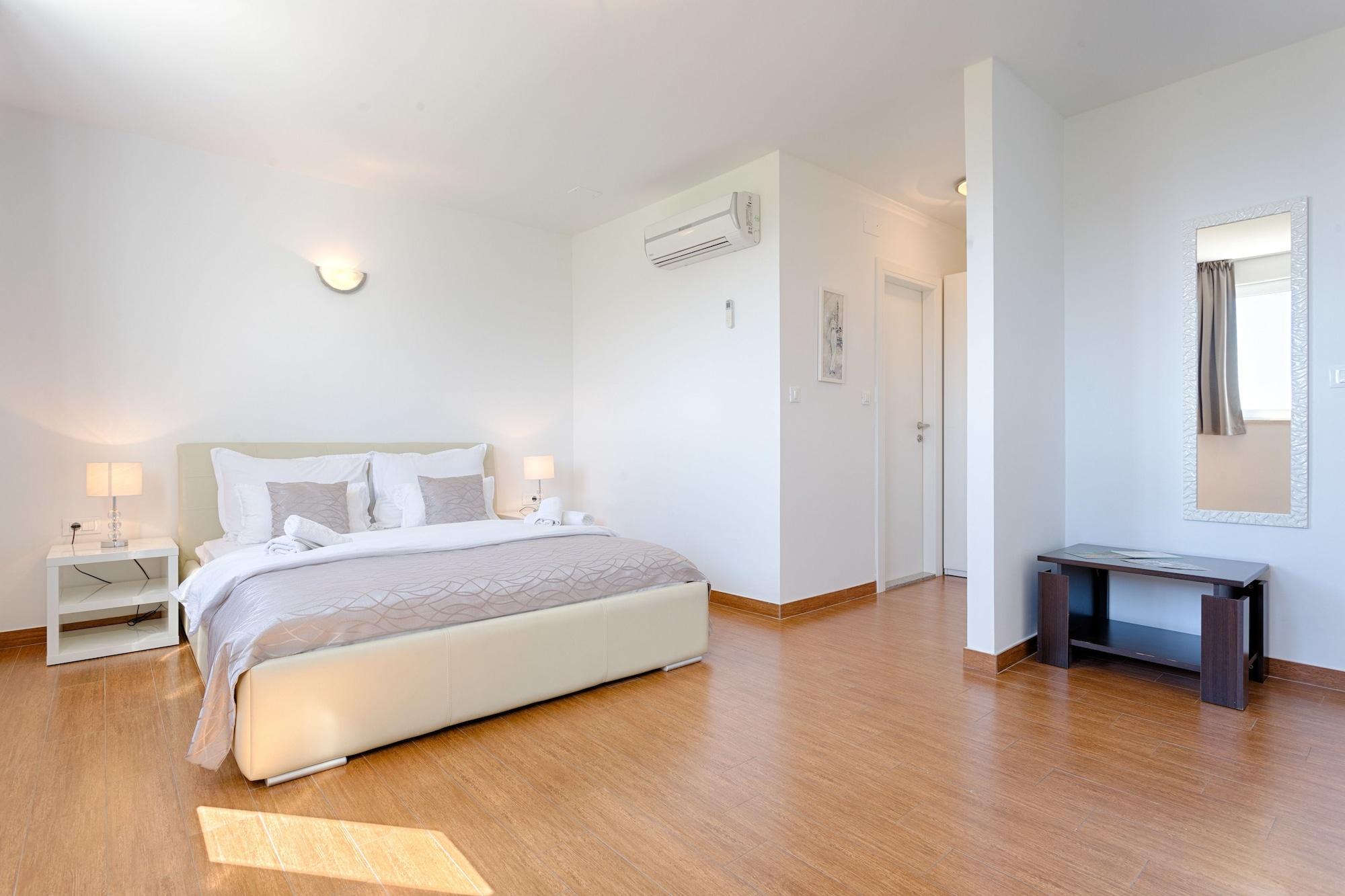 Adriatic Queen Rooms & Apartments Сплит Екстериор снимка